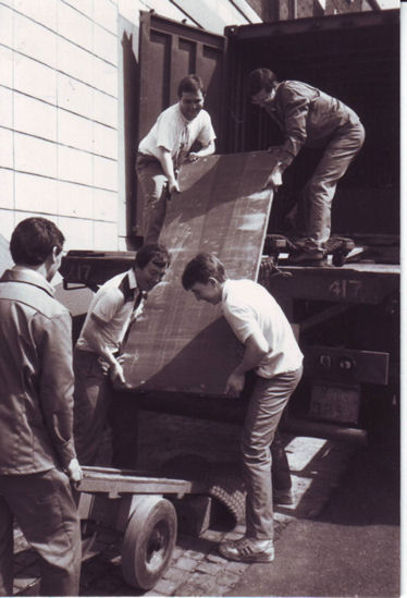 059_unloading _snooker slates from Italy